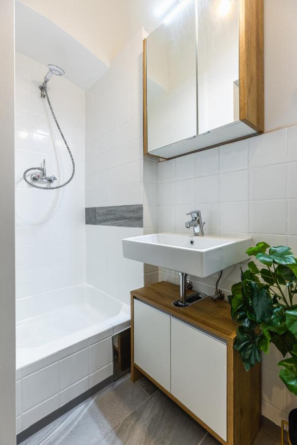 Stylish 1 Bedroom Apartment Near Hannovamarkt Wina Bagian luar foto